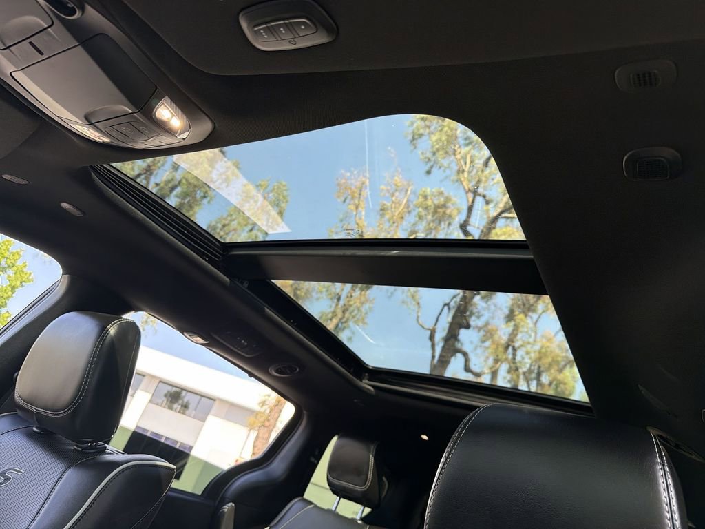 Used 2022 Chrysler Pacifica Limited w/ Uconnect Theater Family Group FWD image 16