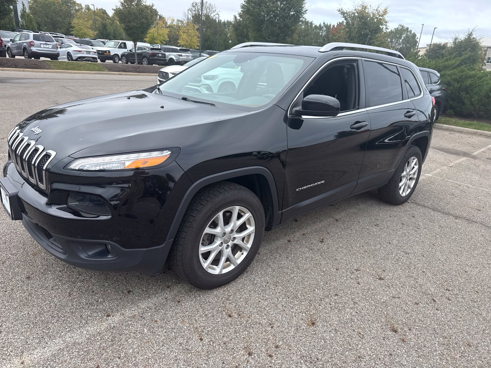 Used 2017 Jeep Cherokee Latitude w/ Cold Weather Group AWD/4WD image 1