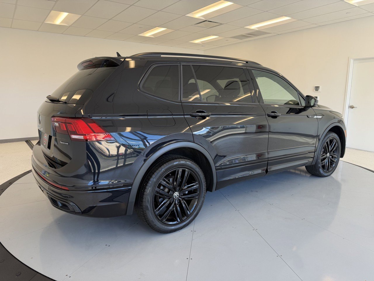 Used 2022 Volkswagen Tiguan SE R-Line AWD/4WD image 7
