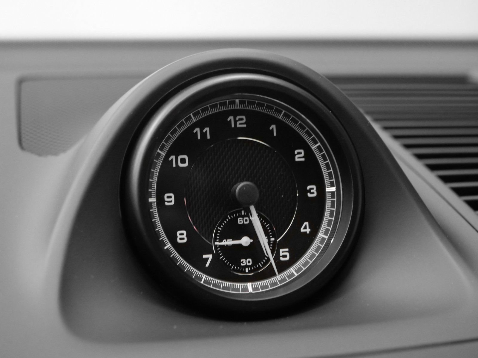 Certified 2025 Porsche Macan image 40