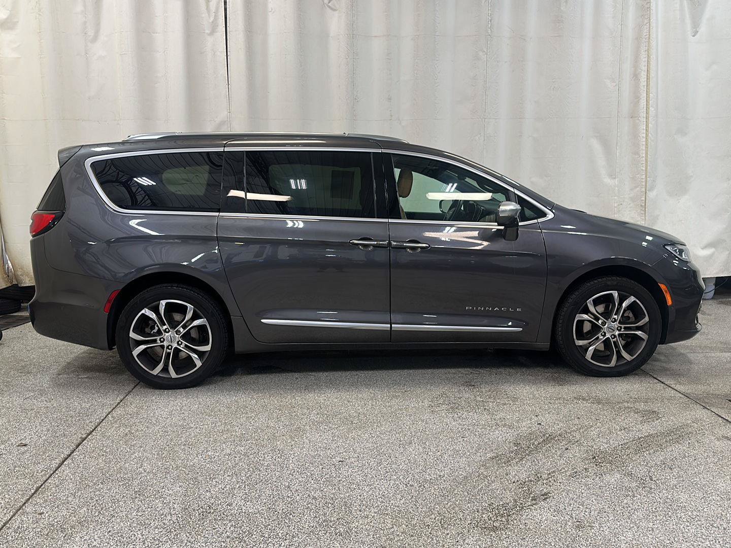 Used 2021 Chrysler Pacifica Pinnacle AWD/4WD image 6