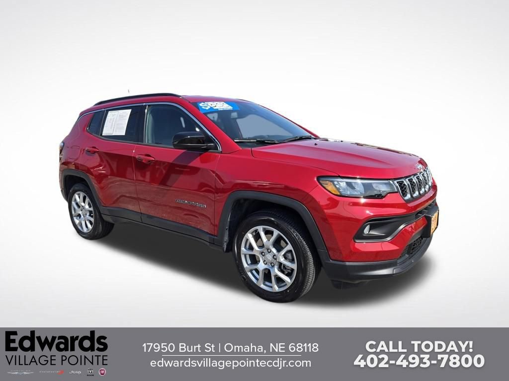 Used 2024 Jeep Compass Latitude AWD/4WD image 1