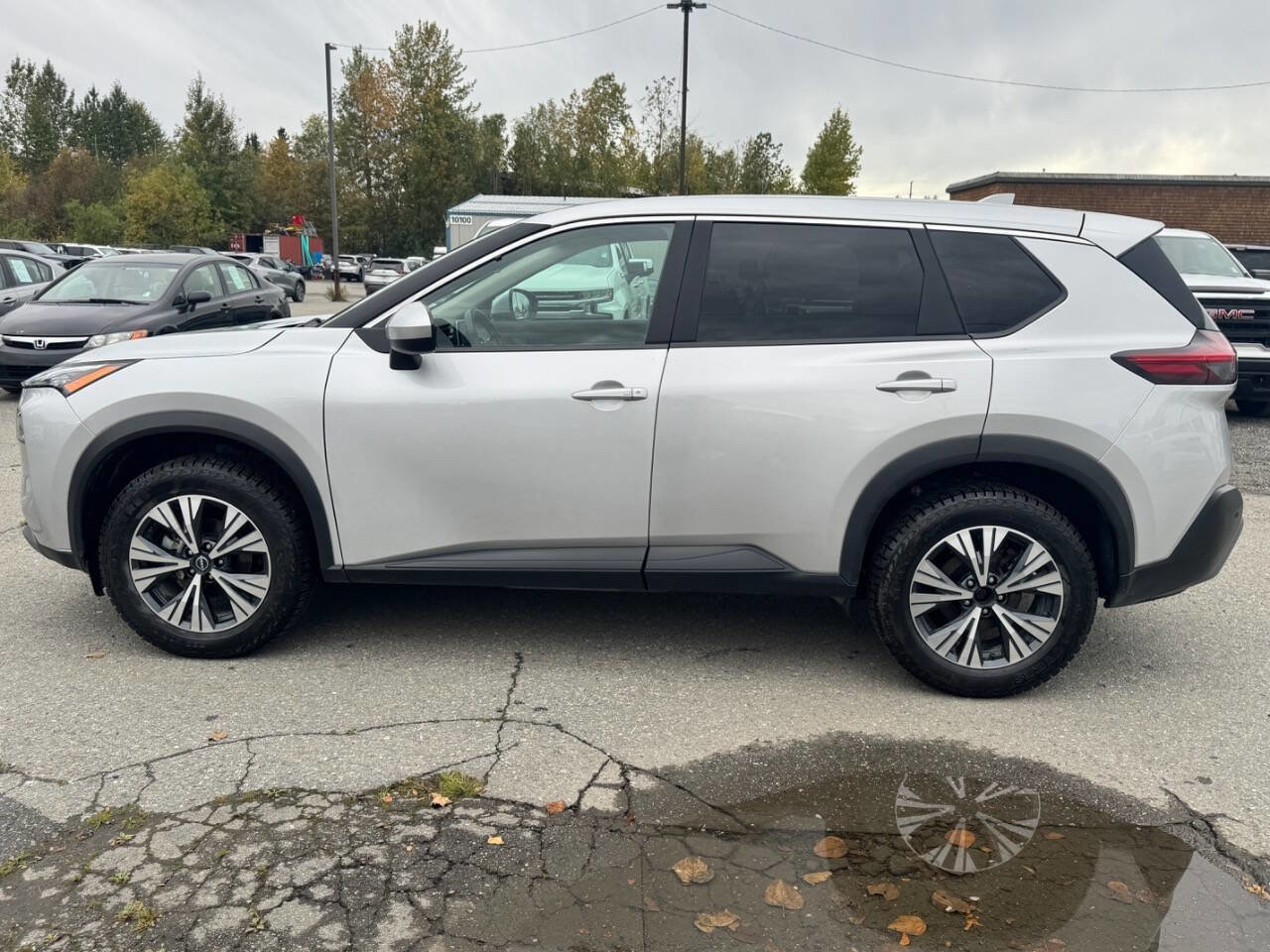 Used 2023 Nissan Rogue SV image 2