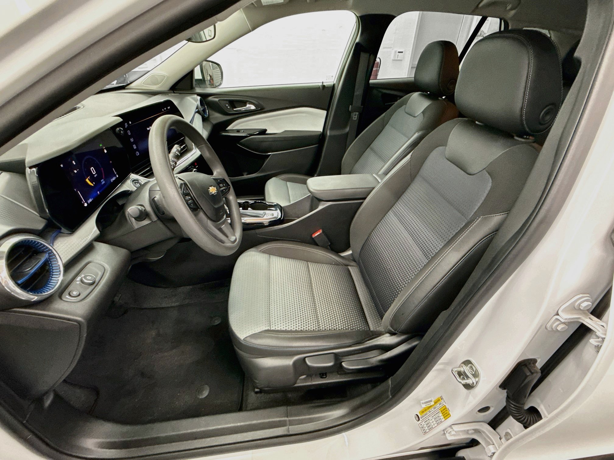 Used 2025 Chevrolet Trax LT FWD image 13