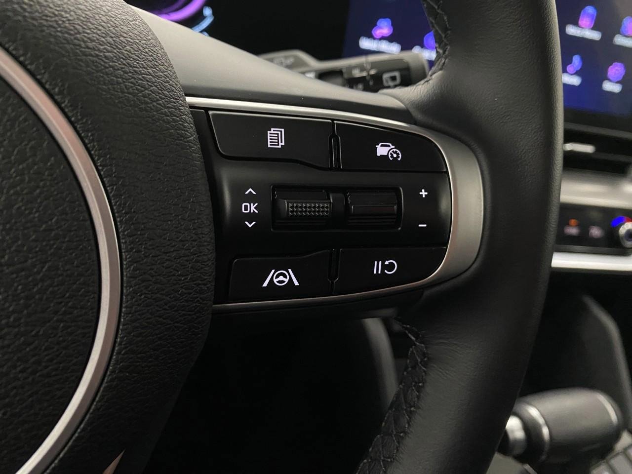 Used 2025 Kia Sportage EX image 16