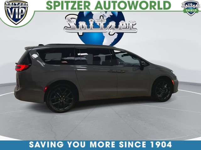 Used 2025 Chrysler Pacifica Limited AWD/4WD image 9
