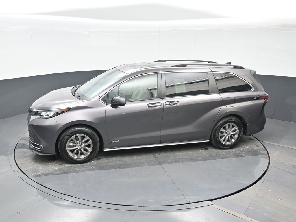 Used 2021 Toyota Sienna XLE image 18