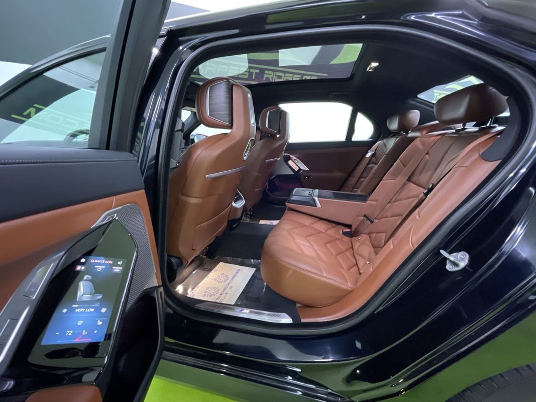 Used 2023 BMW 760i xDrive image 28