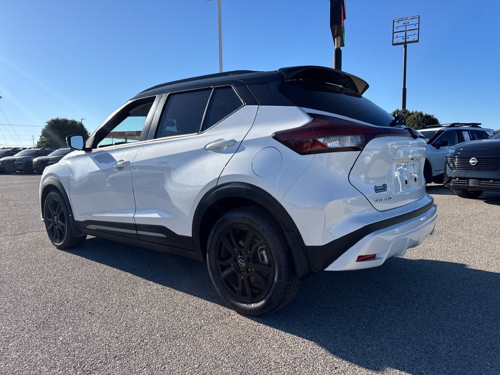 Used 2023 Nissan Kicks SR w/ SR Premium Package FWD image 4