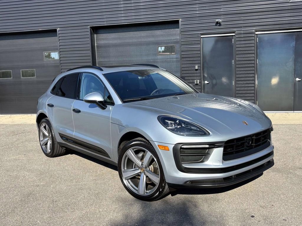 Certified 2025 Porsche Macan image 12