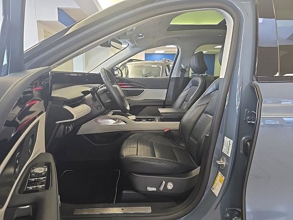 Used 2025 Lincoln Nautilus Reserve image 11