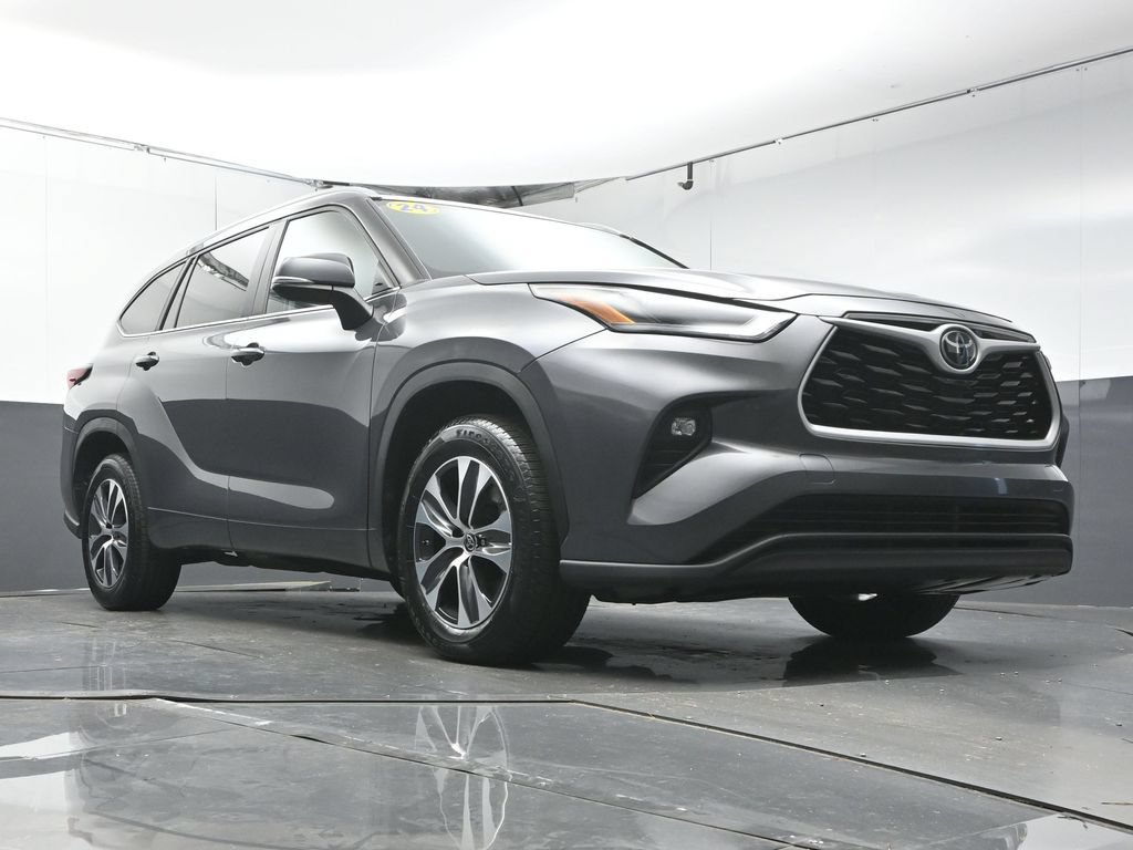 Used 2024 Toyota Highlander XLE FWD image 33