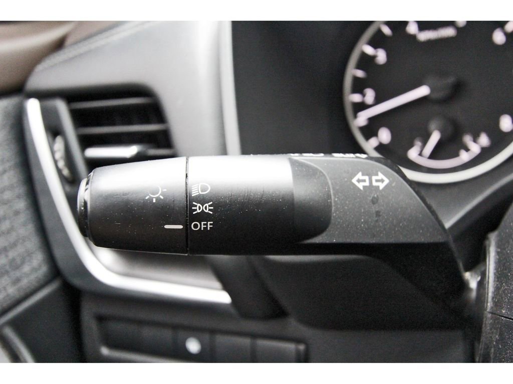 Used 2023 Nissan Rogue SV image 11