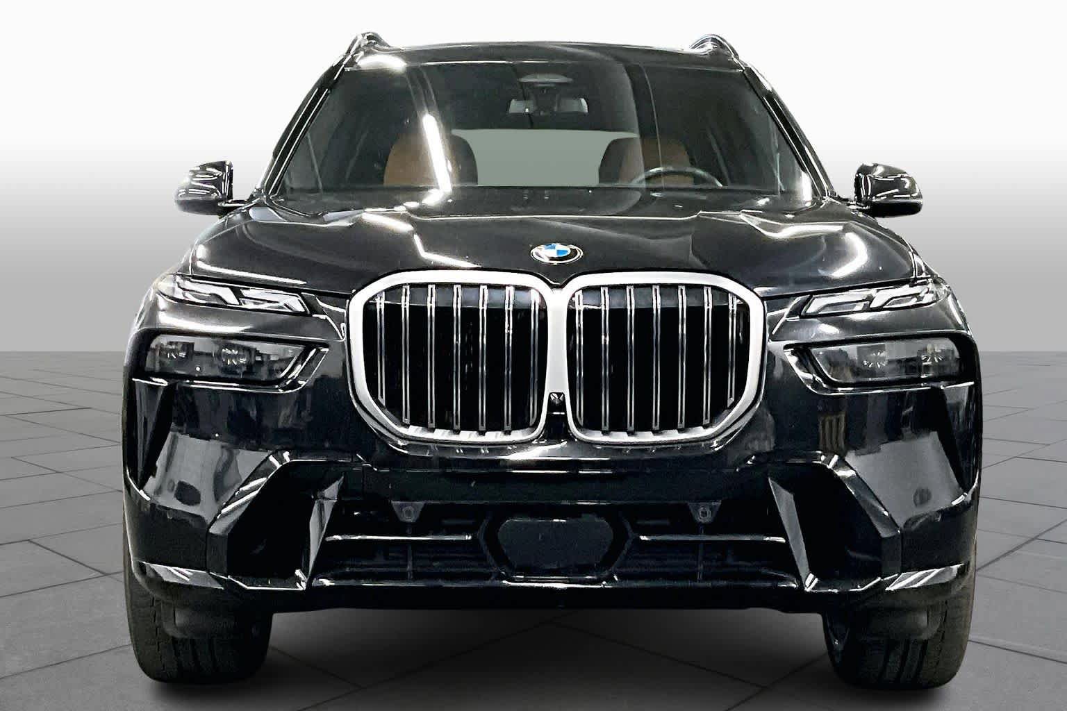 Used 2025 BMW X7 xDrive40i w/ M Sport Package image 3