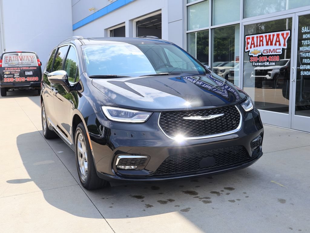 Used 2023 Chrysler Pacifica Limited w/ Uconnect Theater Family Group AWD/4WD image 2