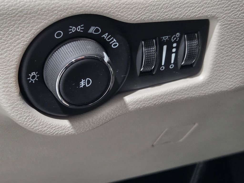 Used 2023 Chrysler Pacifica Touring-L image 14