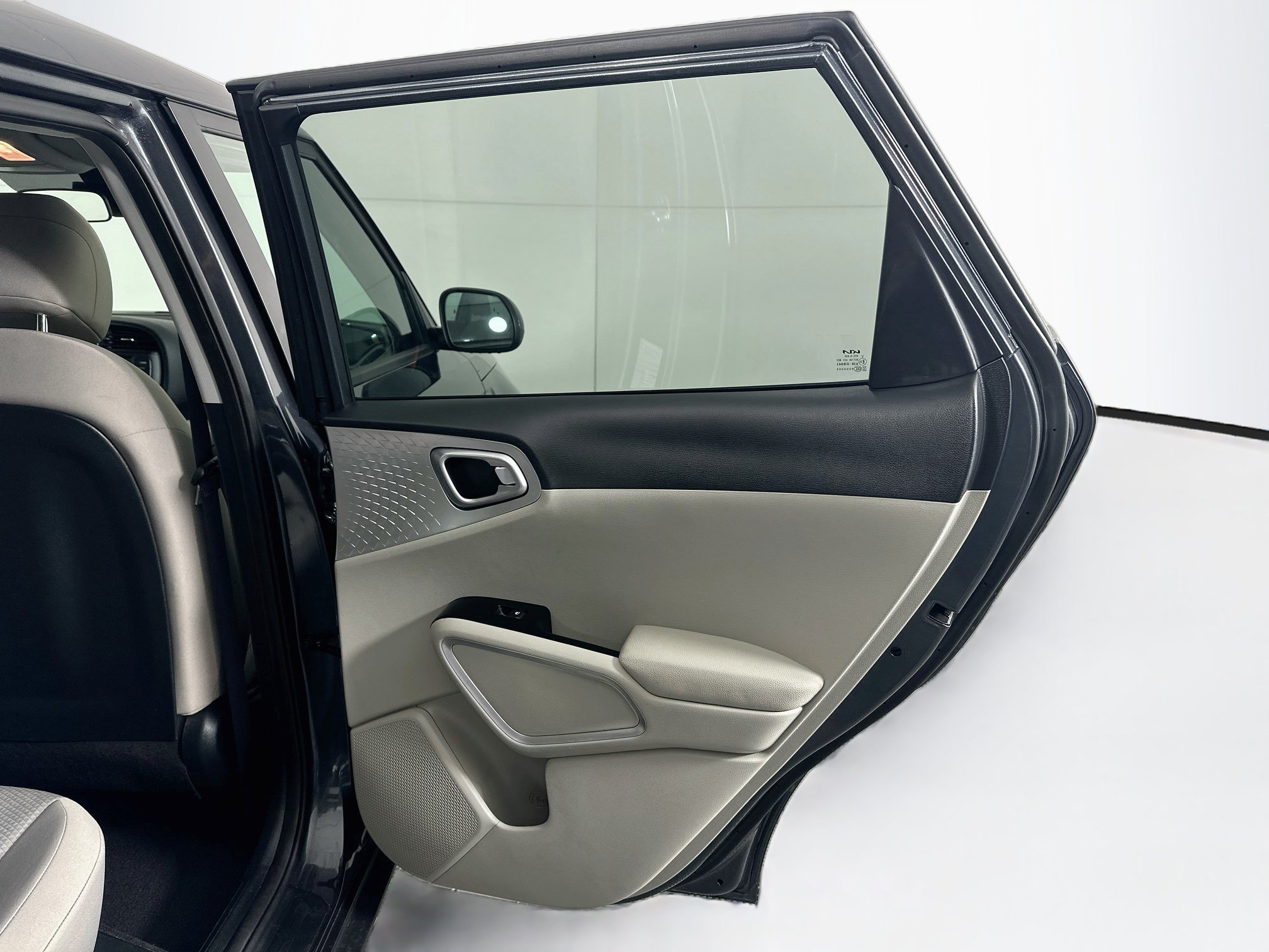 Used 2025 Kia Soul LX w/ LX Technology Package FWD image 28