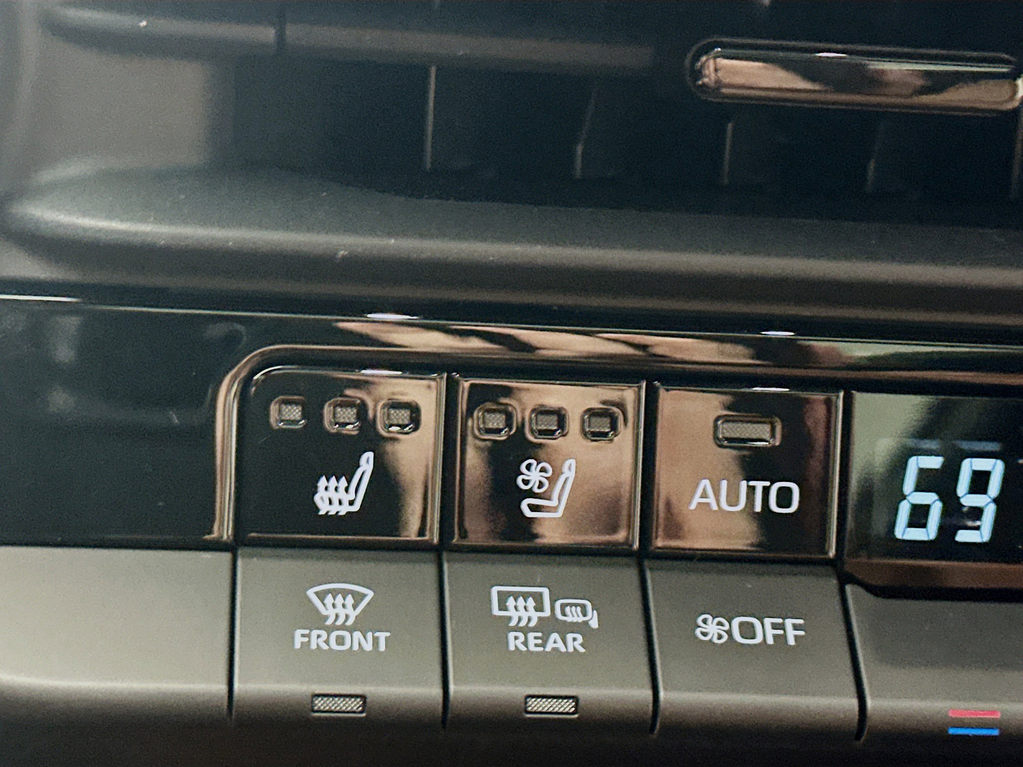 Used 2025 Toyota Crown Signia w/ Advanced Technology Package image 27