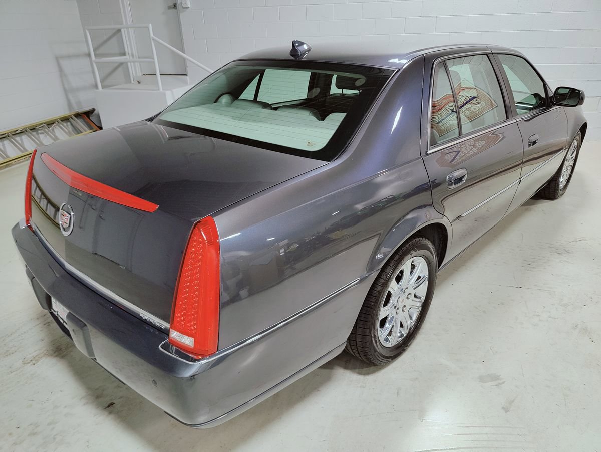 Used 2009 Cadillac DTS w/ Trunk Convenience Package FWD image 6