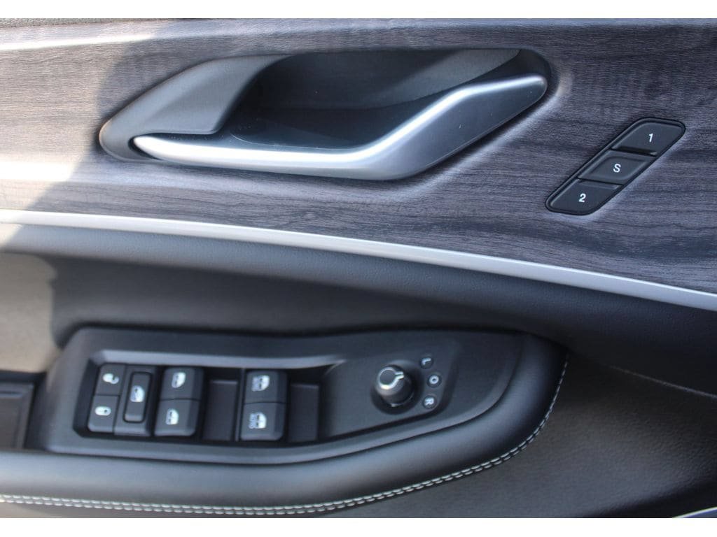 New 2023 Jeep Grand Cherokee Limited w/ Luxury Tech Group II RWD image 17