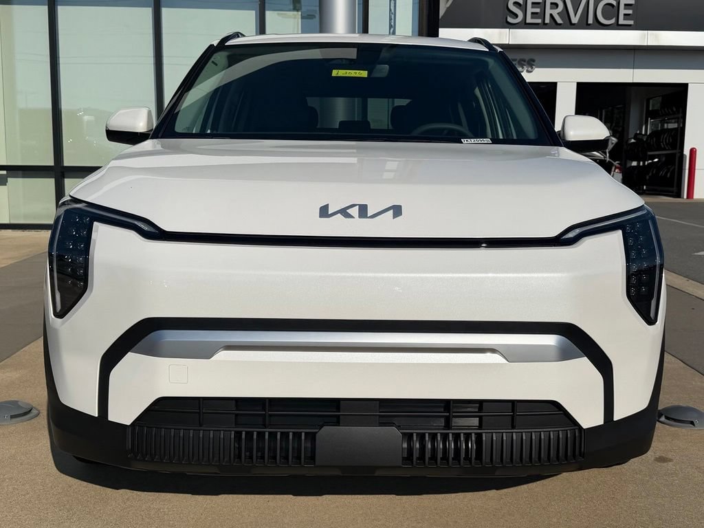 New 2027 Kia EV3 Wind FWD image 2