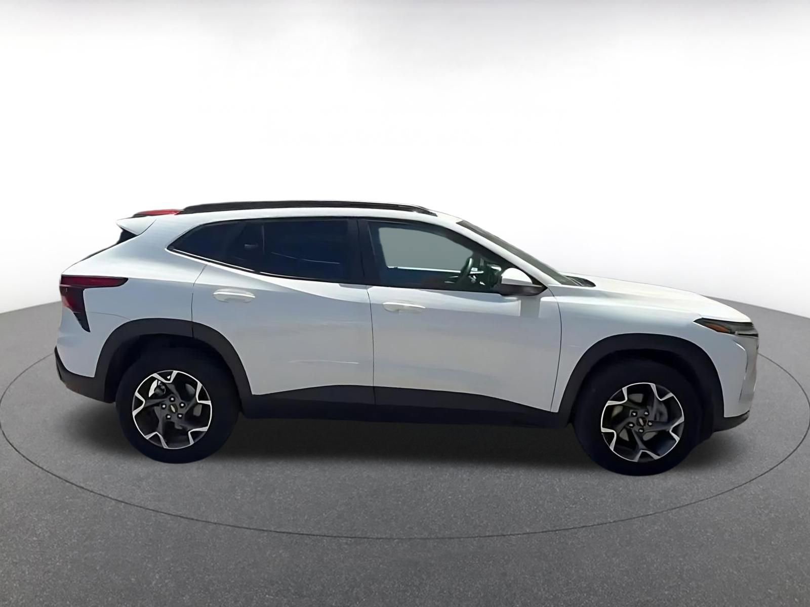 Used 2025 Chevrolet Trax LT FWD image 16