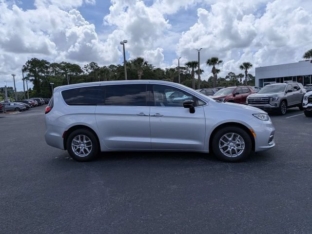 Used 2026 Chrysler Pacifica Select FWD image 2