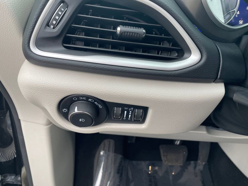 Used 2023 Chrysler Pacifica Touring-L FWD image 19