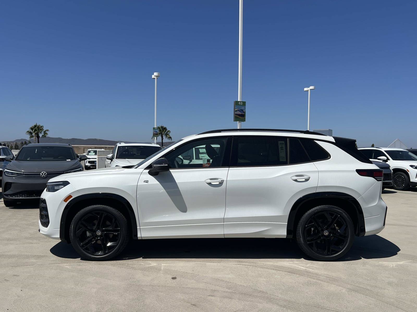 New 2026 Volkswagen Tiguan SE R-Line FWD image 2