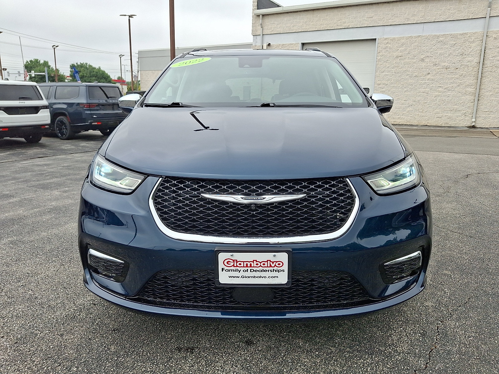 Certified 2022 Chrysler Pacifica Limited w/ Uconnect Theater Family Group AWD/4WD image 4