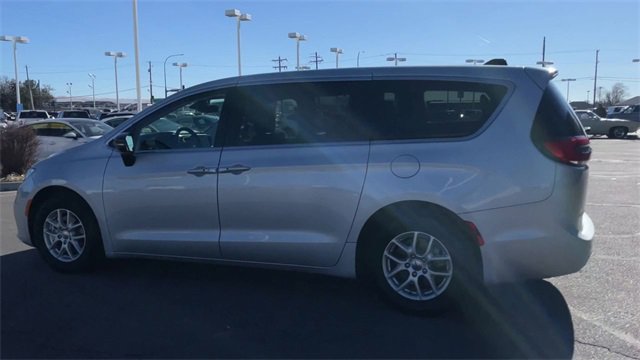 Used 2024 Chrysler Pacifica Touring-L image 7