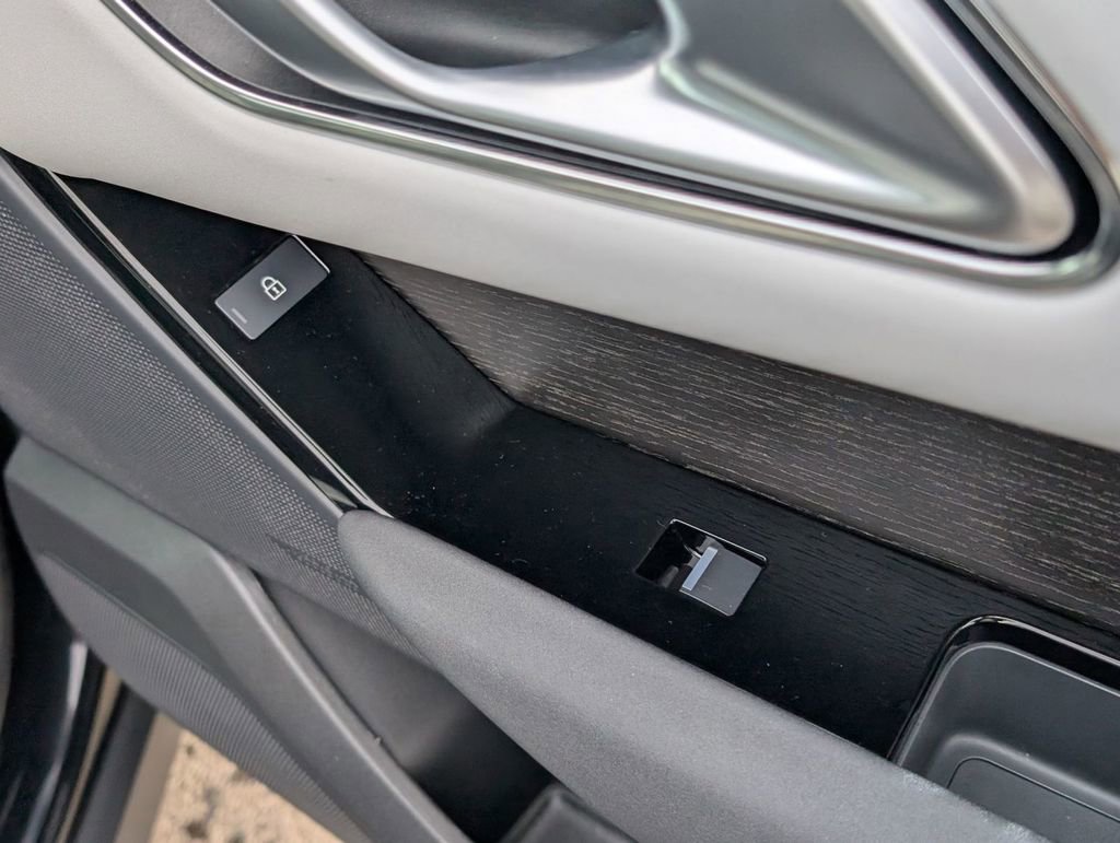 Used 2025 Land Rover Range Rover Velar S image 47