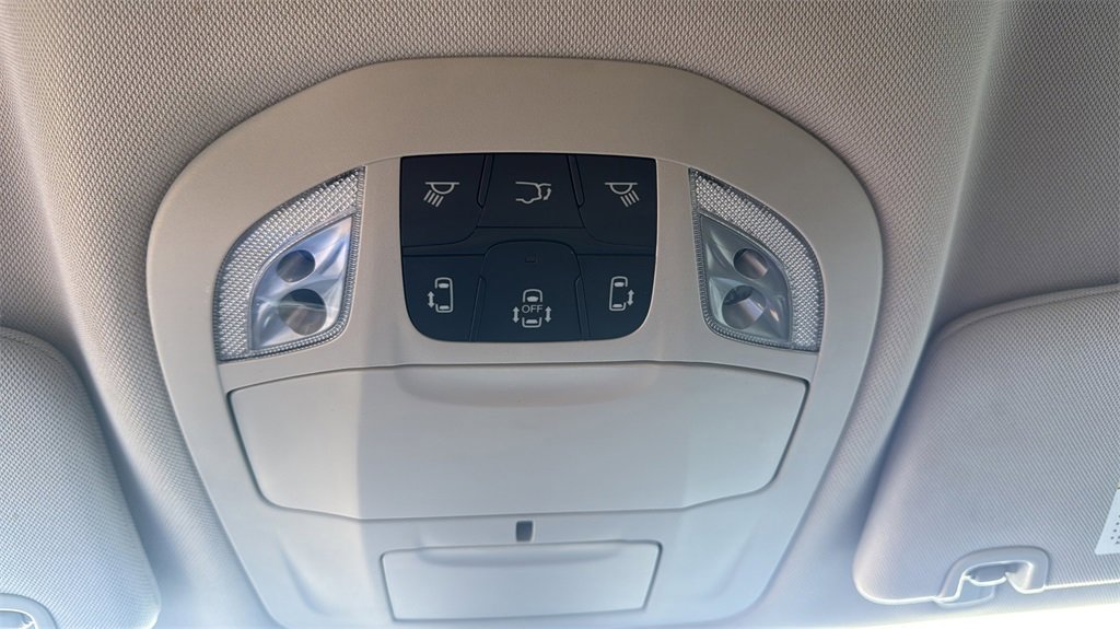 Used 2022 Chrysler Voyager LX image 30