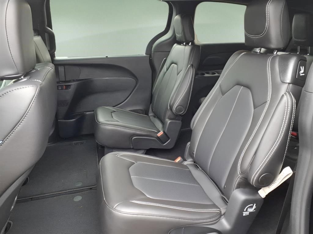 New 2026 Chrysler Pacifica Select w/ S Appearance Package AWD/4WD image 7
