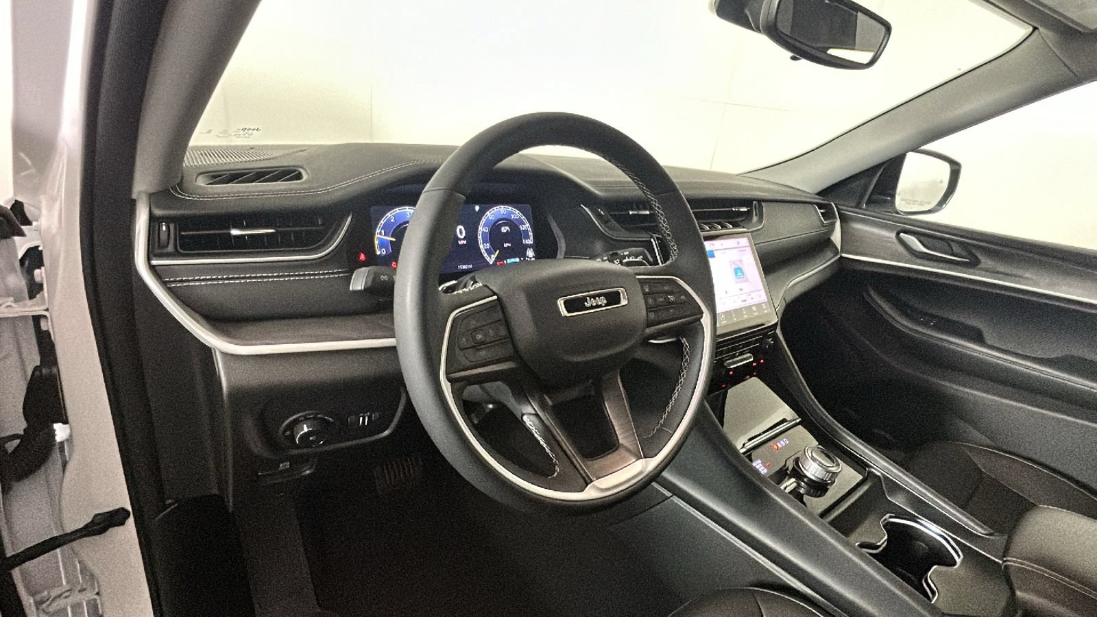 Used 2023 Jeep Grand Cherokee Limited AWD/4WD image 16