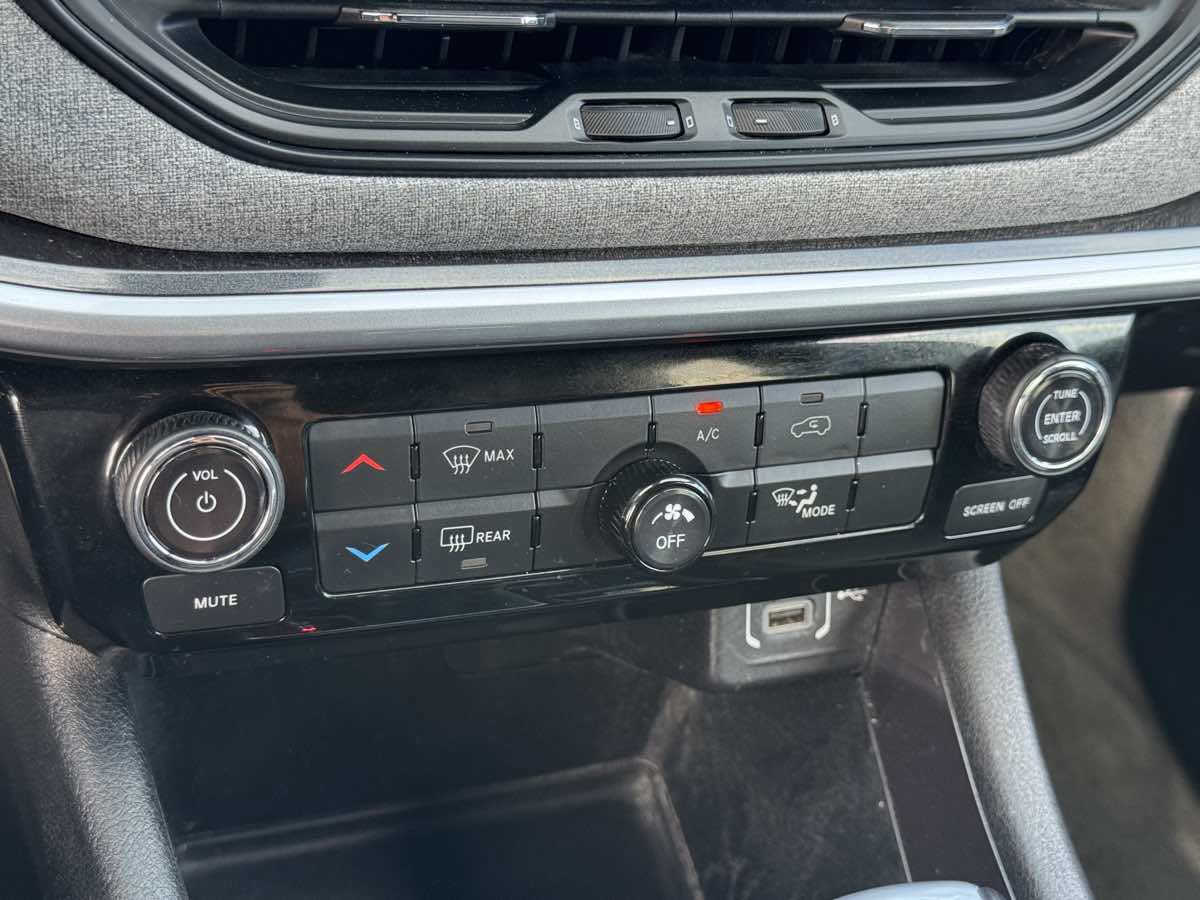 Used 2024 Jeep Compass Latitude AWD/4WD image 35
