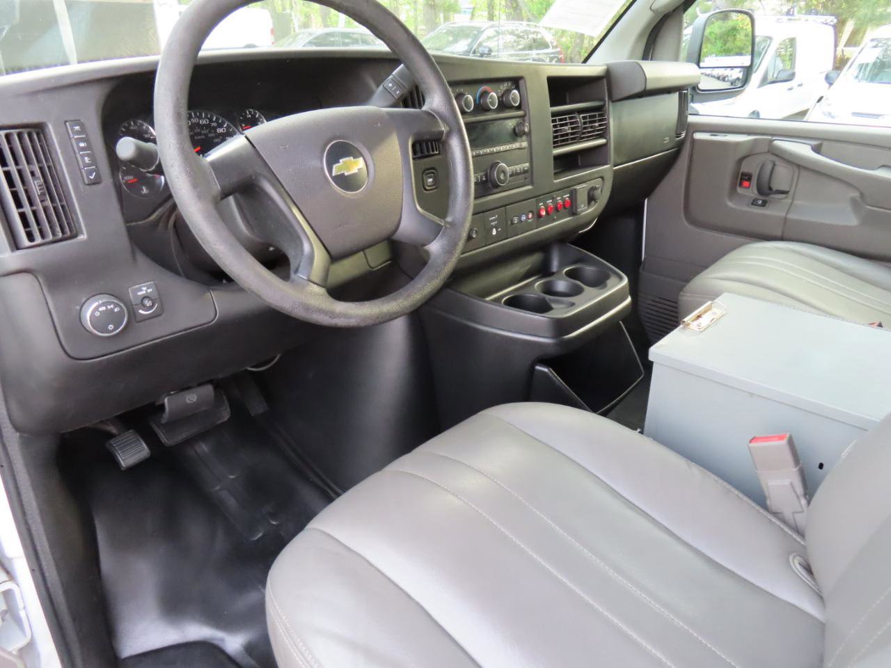 Used 2015 Chevrolet Express 2500 RWD image 9
