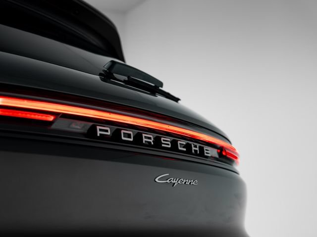 Certified 2024 Porsche Cayenne AWD/4WD image 37