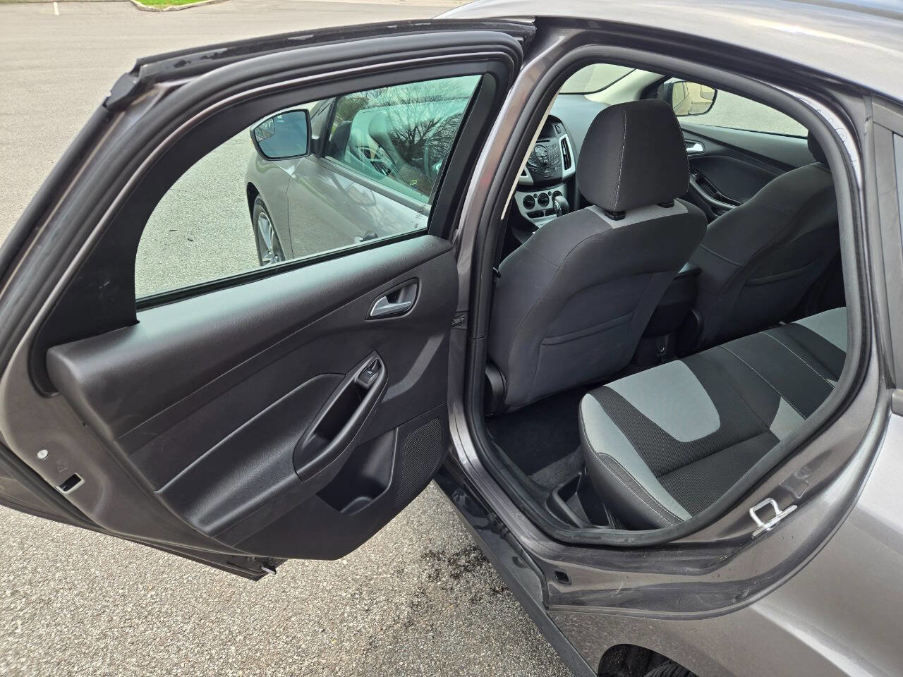 Used 2014 Ford Focus SE w/ SE Sport Package image 31