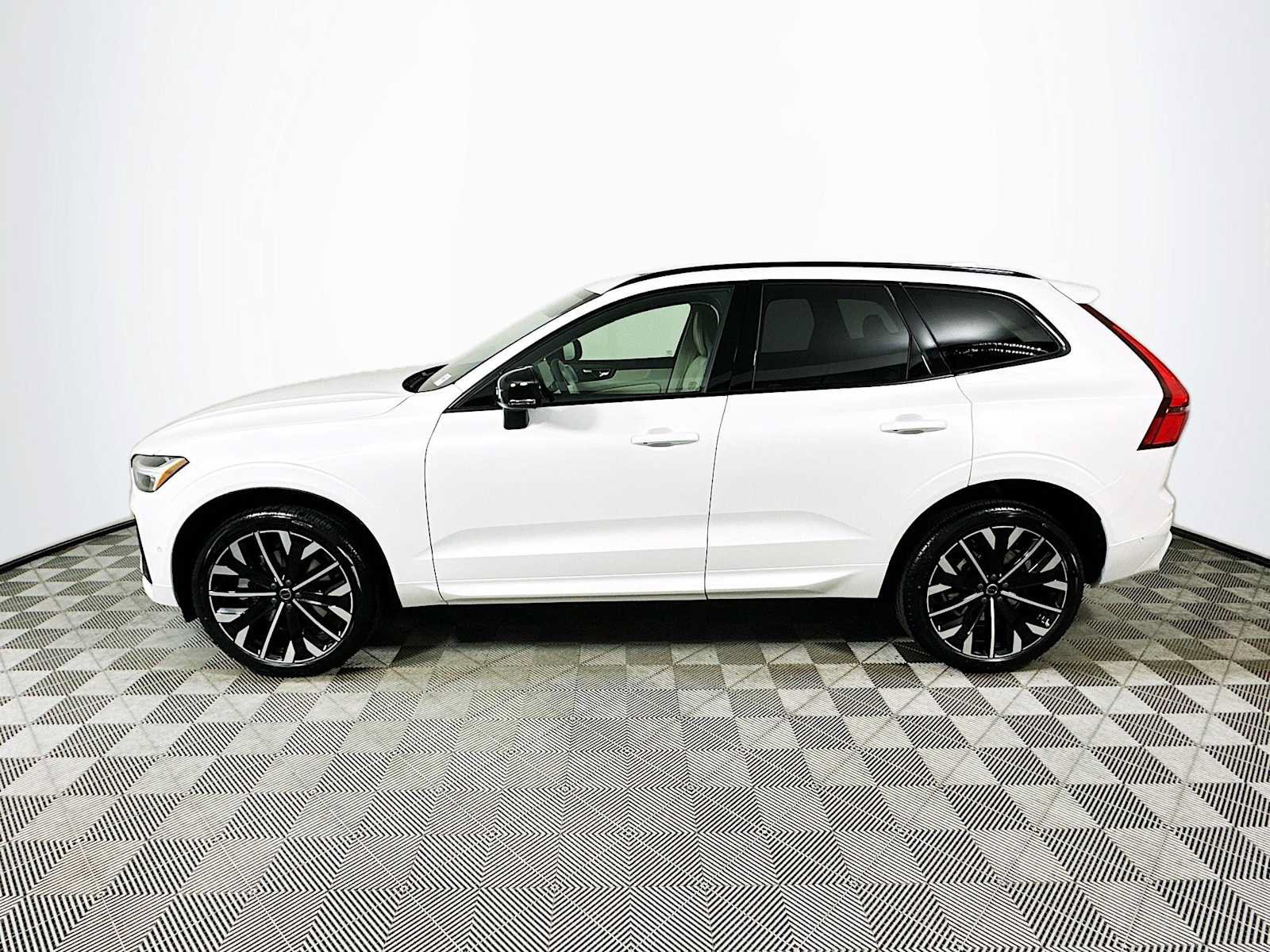 New 2026 Volvo XC60 B5 Ultra w/ Climate Package PRO AWD/4WD image 4