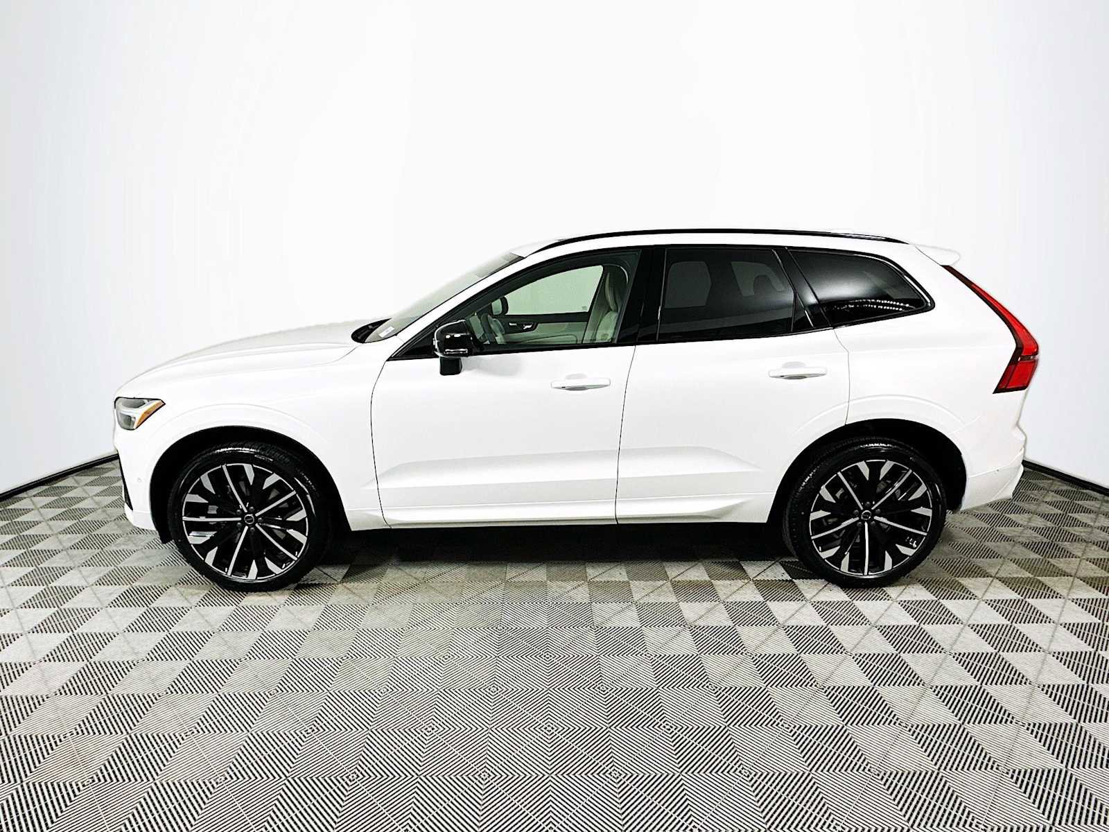 New 2026 Volvo XC60 B5 Ultra w/ Climate Package PRO image 4