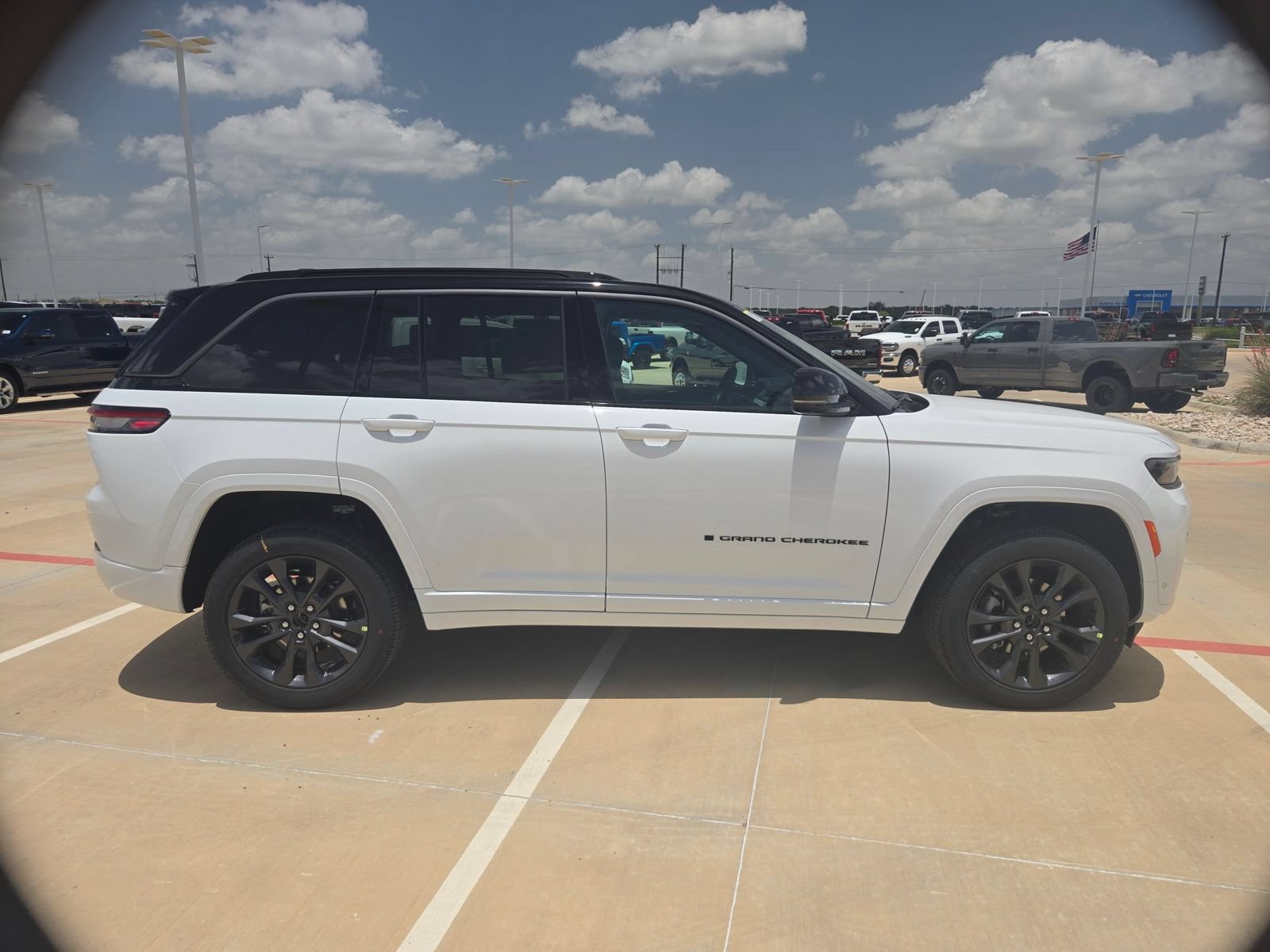 New 2026 Jeep Grand Cherokee Limited AWD/4WD image 2