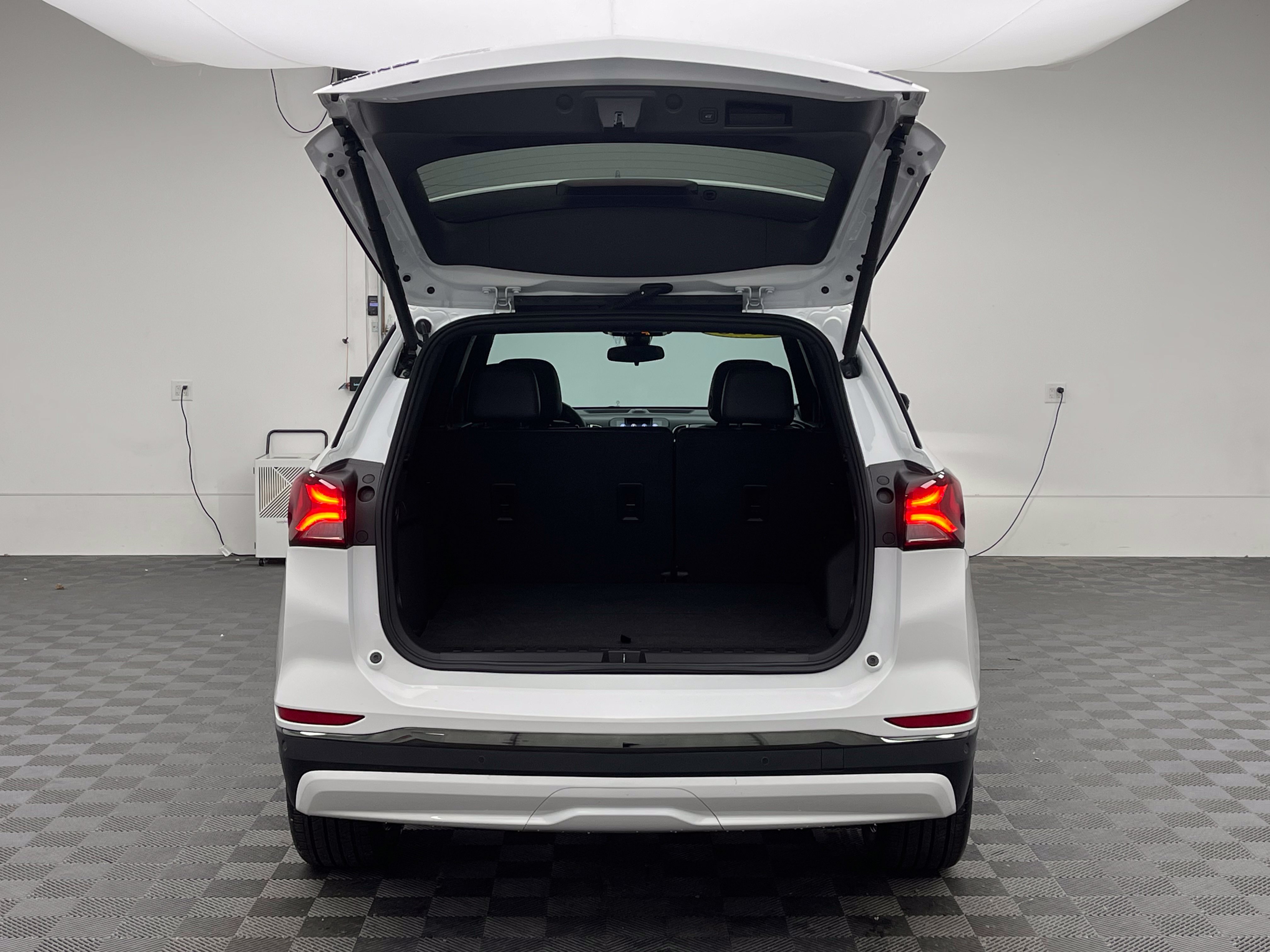 Used 2023 Chevrolet Equinox RS FWD image 9