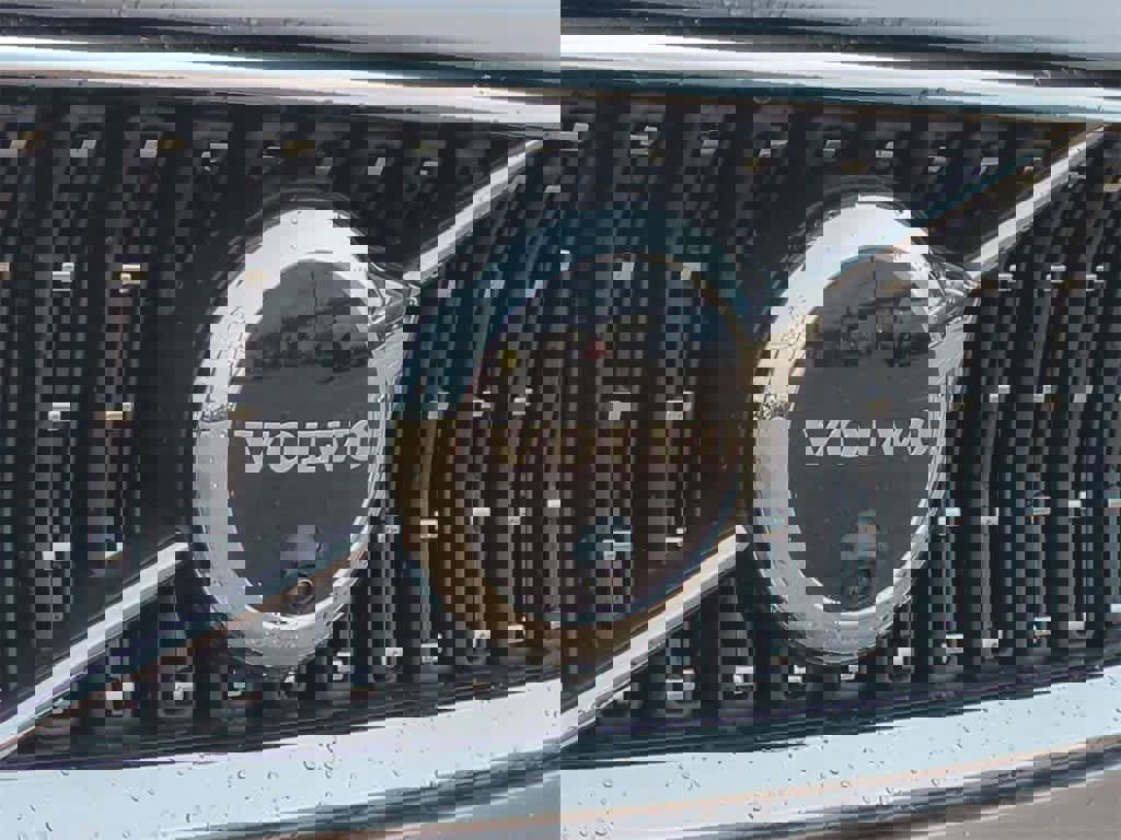 New 2026 Volvo V60 B5 Cross Country Ultra w/ Protection Package Premier image 11