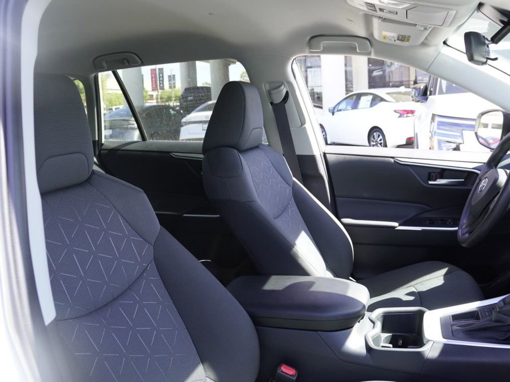Used 2025 Toyota RAV4 XLE image 19