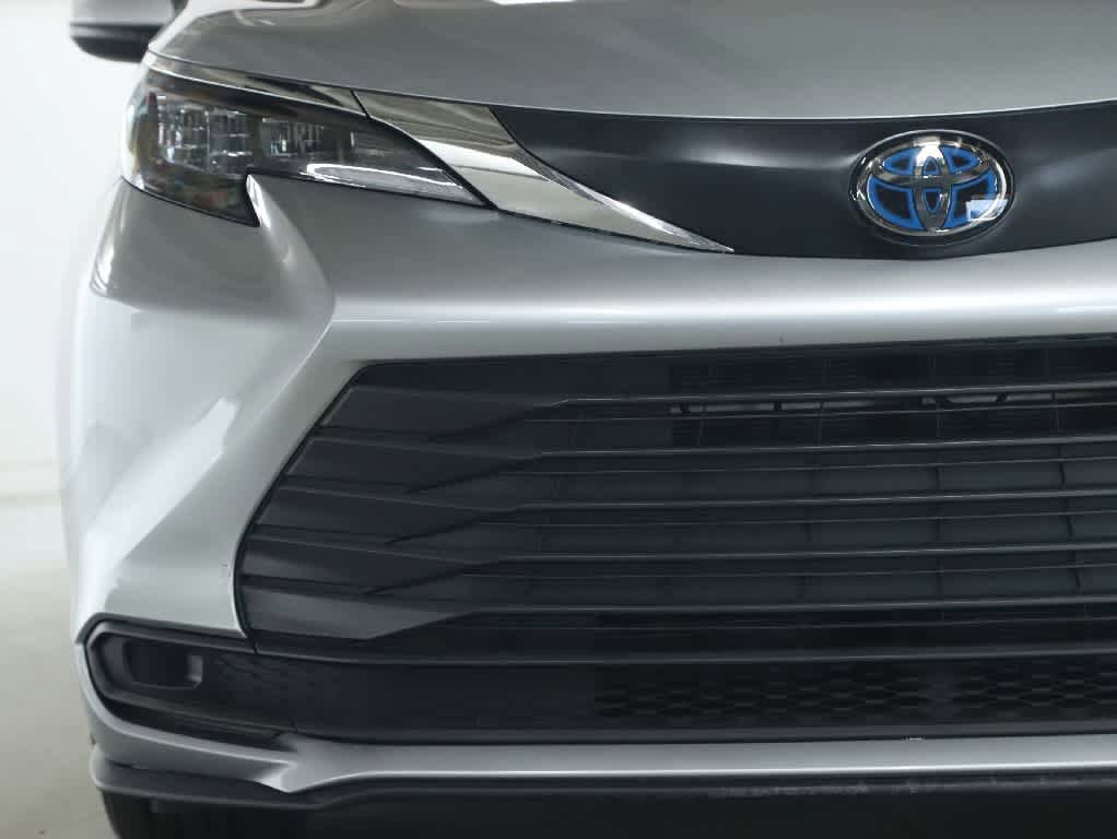 Used 2025 Toyota Sienna LE FWD image 7
