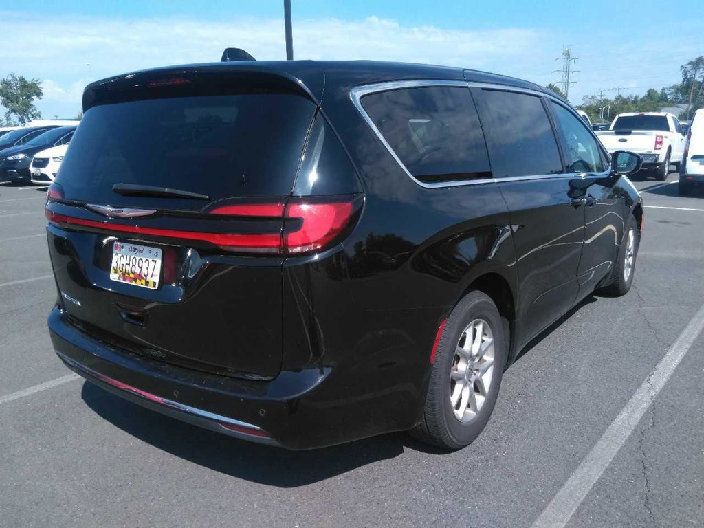 Used 2024 Chrysler Pacifica Touring-L FWD image 4