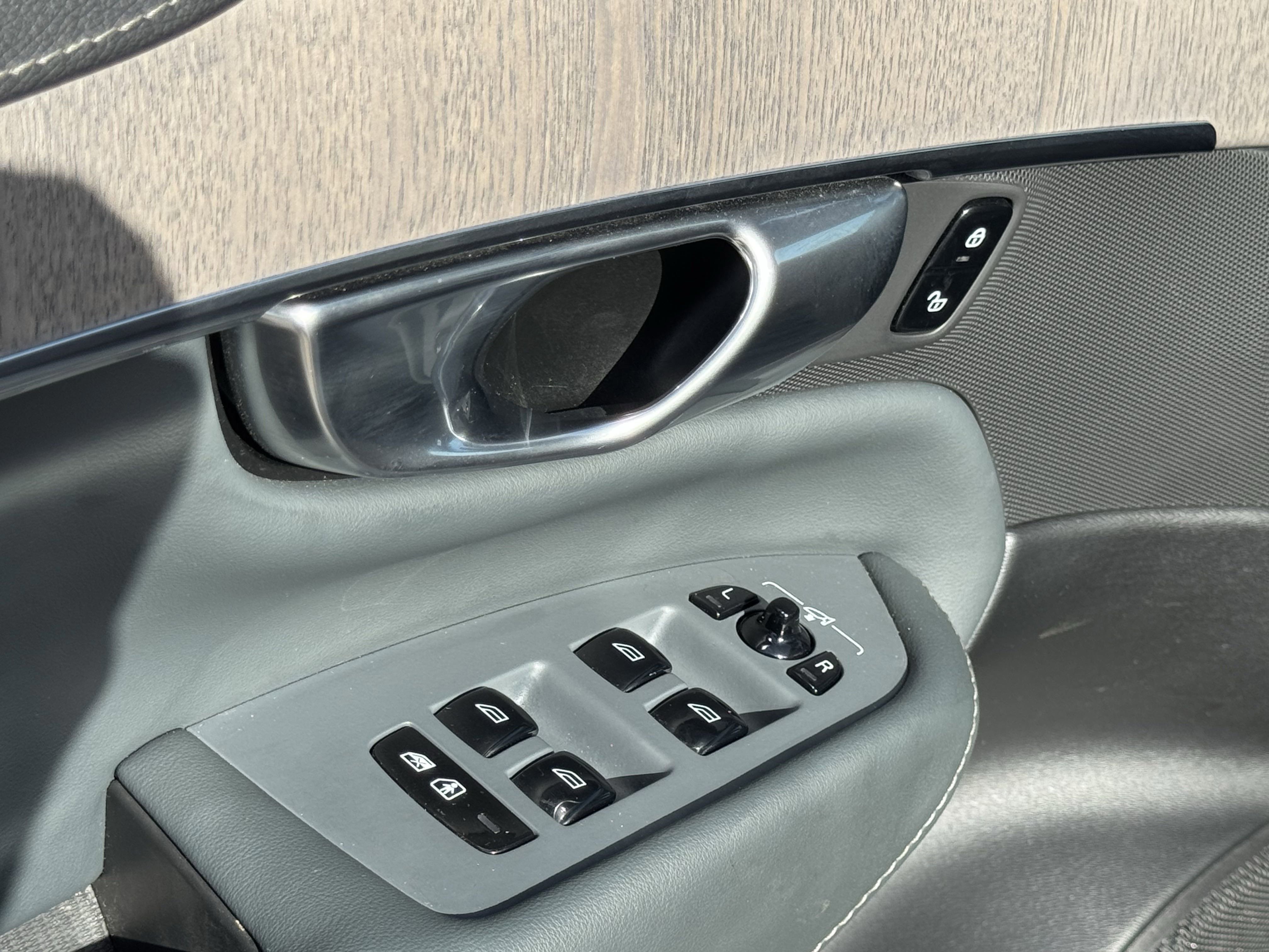 Used 2024 Volvo XC90 T8 Ultimate w/ Lounge Package image 29