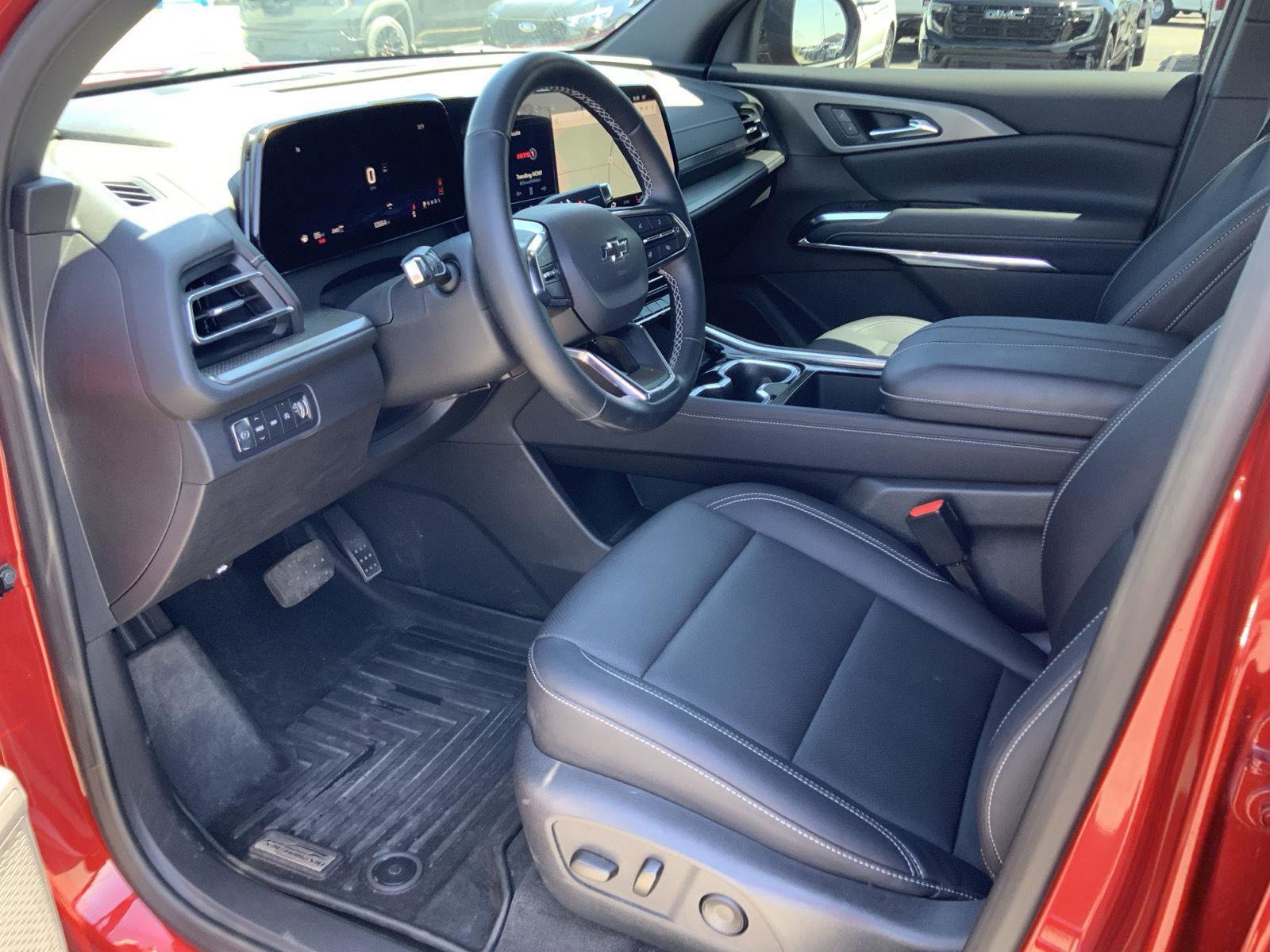 Used 2025 Chevrolet Traverse LT w/ Midnight/Sport Edition AWD/4WD image 29