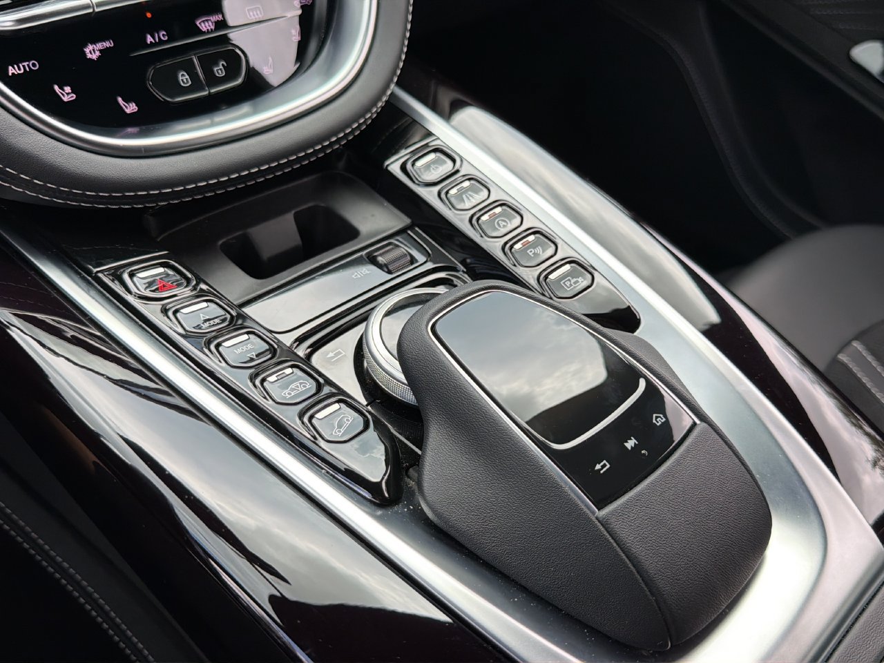 Used 2024 Aston Martin DBX AWD/4WD image 30